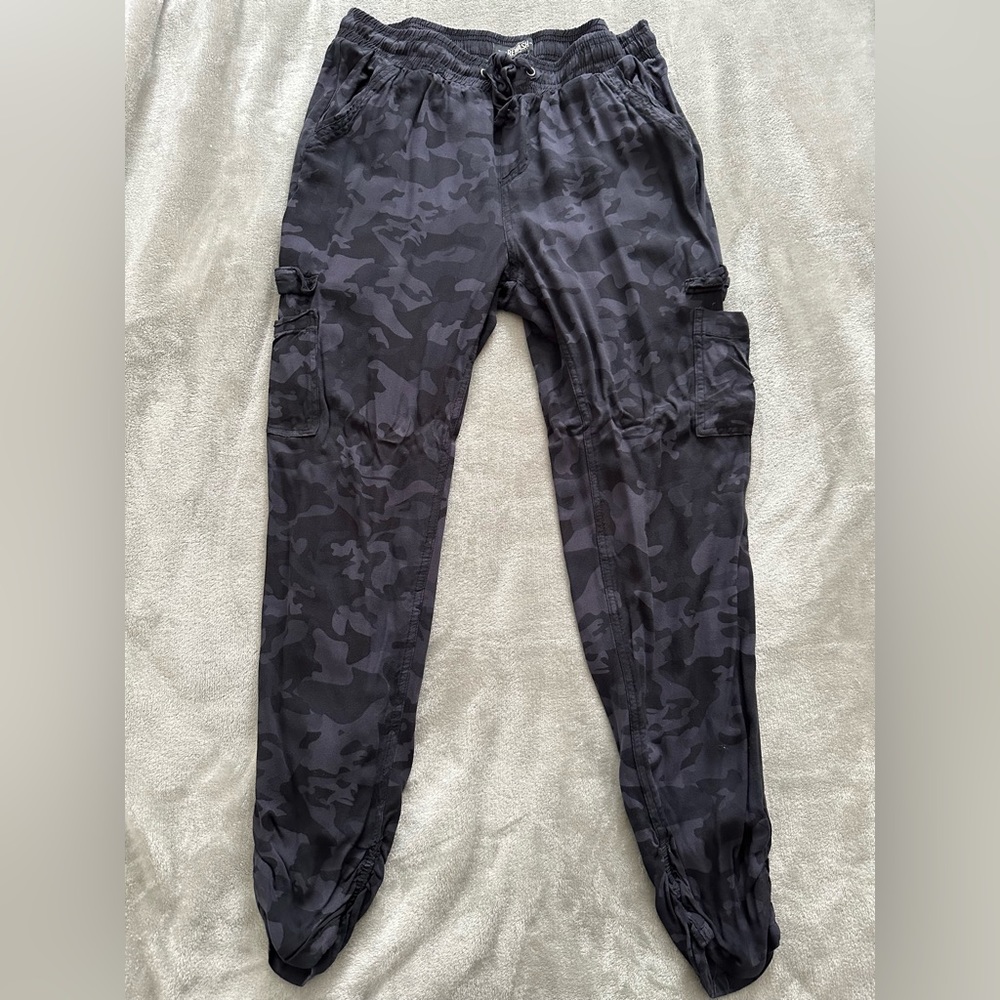 Size XL rewatch black camo jogger pants